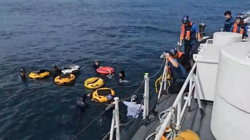 실종 신고된 프리다이버들 구조하는 통영해경[통영해양경찰서 제공]